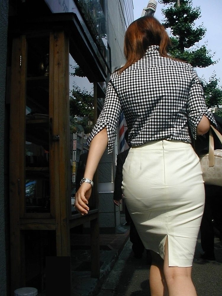 美尻OLの食い込んだ白タイトスカート露出街撮り盗撮エロ画像5枚目
