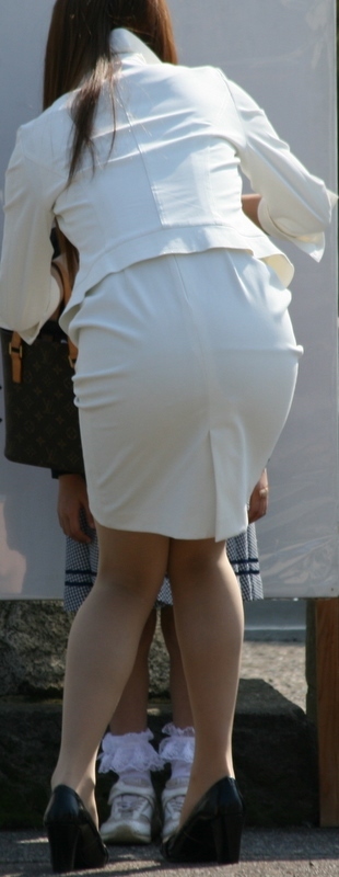 美尻OLの食い込みのプリプリ白タイトスカートの魅惑エロ画像7枚目
