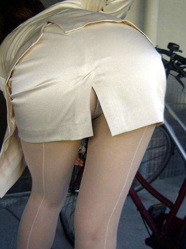美尻OLの無防備なタイトスカート透けパンティラインエロ画像2枚目