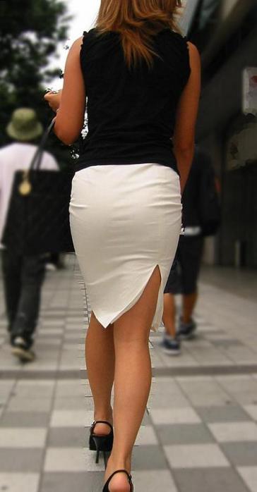 美尻OLの無防備なタイトスカート透けパンティラインエロ画像15枚目
