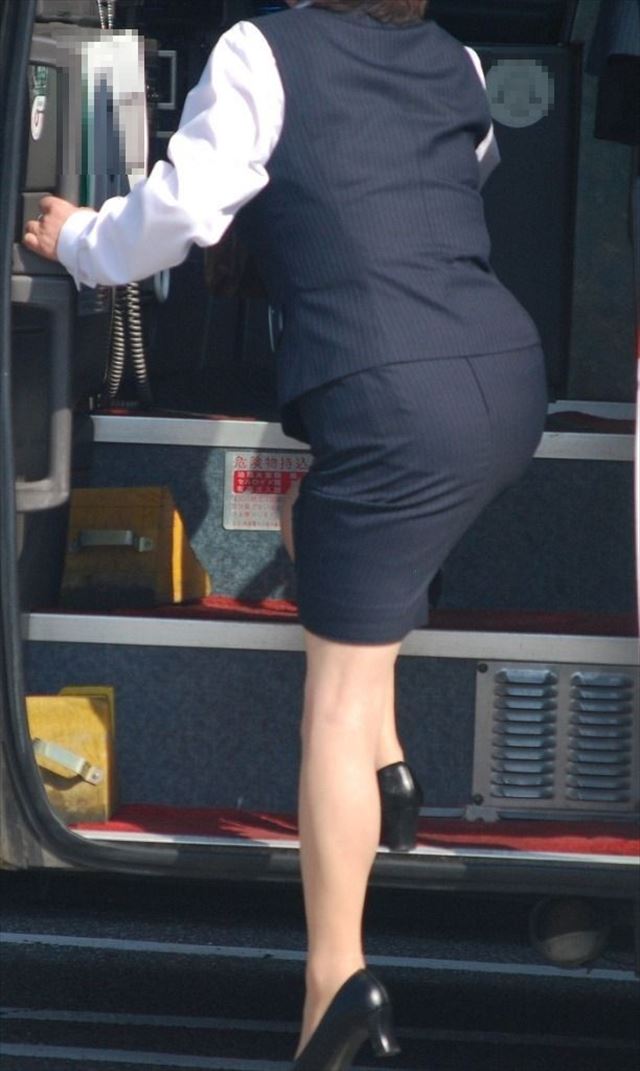 美脚バスガイドの巨尻ミニタイトスカートが素晴らしいエロ画像10枚目