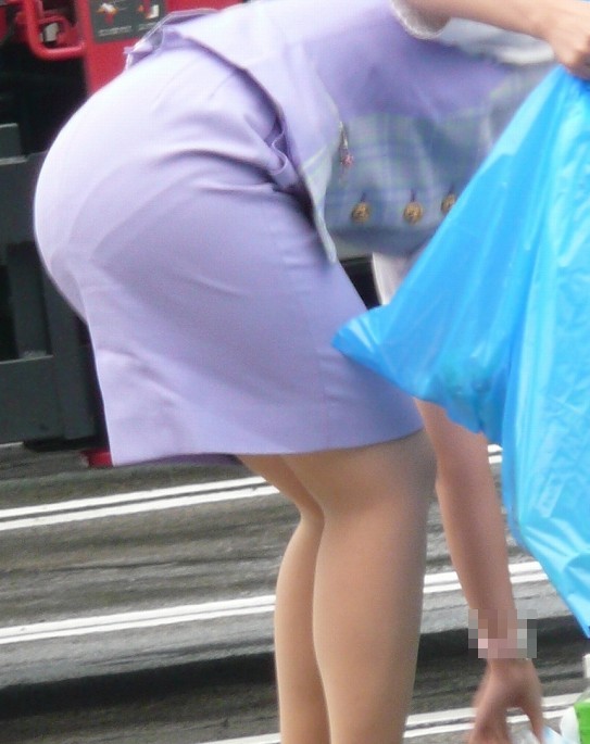 バスガイドのパンティが透けそうなタイトスカート尻エロ画像1枚目