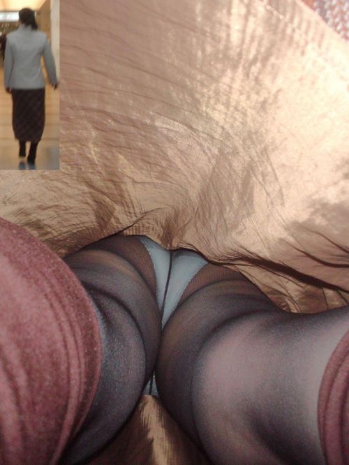 素人OLのスカートを真下から覗くパンチラマニア必見エロ画像13枚目