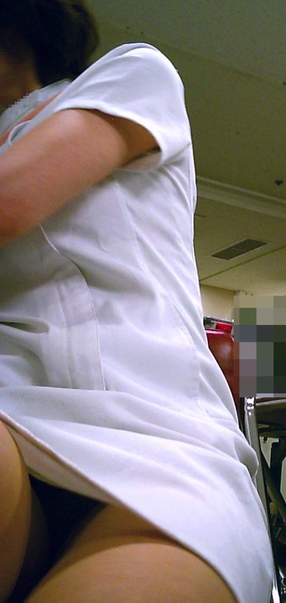 白衣ナースの病院内でのトイレや仕事中のリアル盗撮エロ画像10枚目