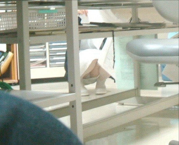 白衣ナースの病院内でのトイレや仕事中のリアル盗撮エロ画像12枚目