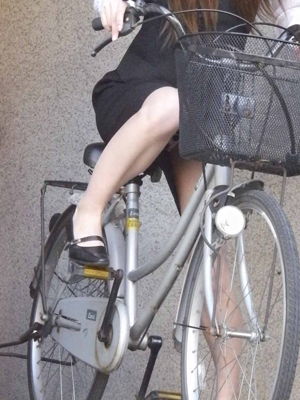 美脚OLの自転車に乗る太ももと食い込んだお尻の盗撮エロ画像3枚目