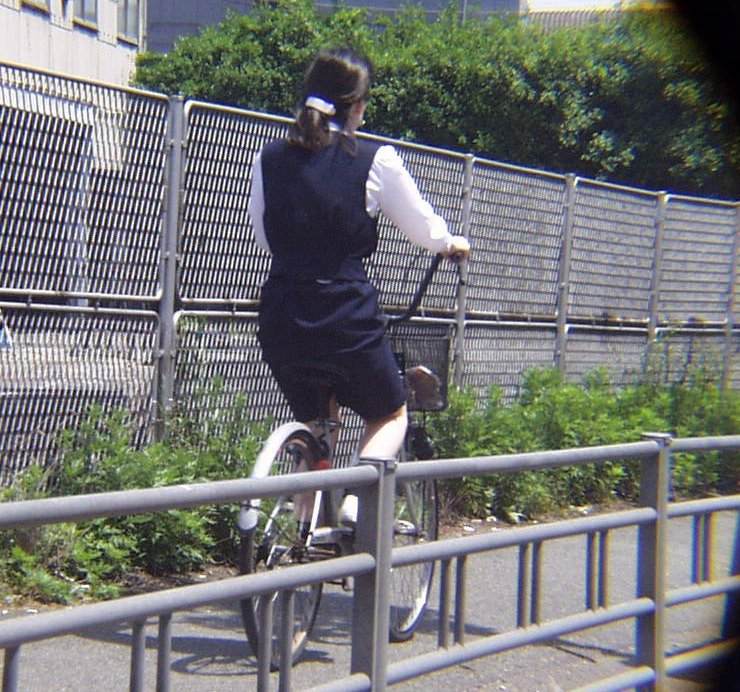 自転車に乗ったOLのパンチラGETの瞬間エロ画像4枚目