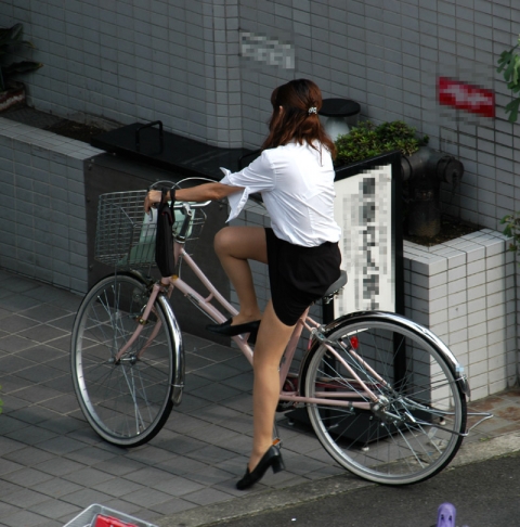 美脚OLのタイトスカートから覗く太もも露出自転車エロ画像1枚目