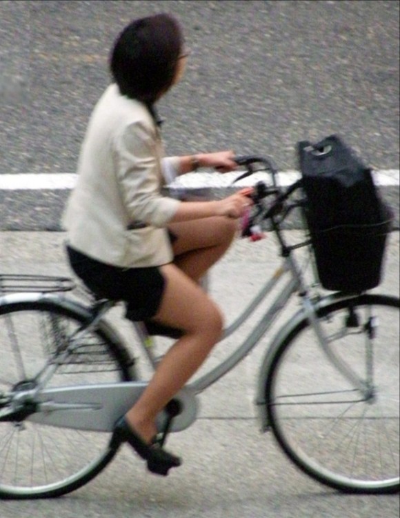 タイトスカート自転車OLの太ももふくらはぎ美脚エロ画像10枚目