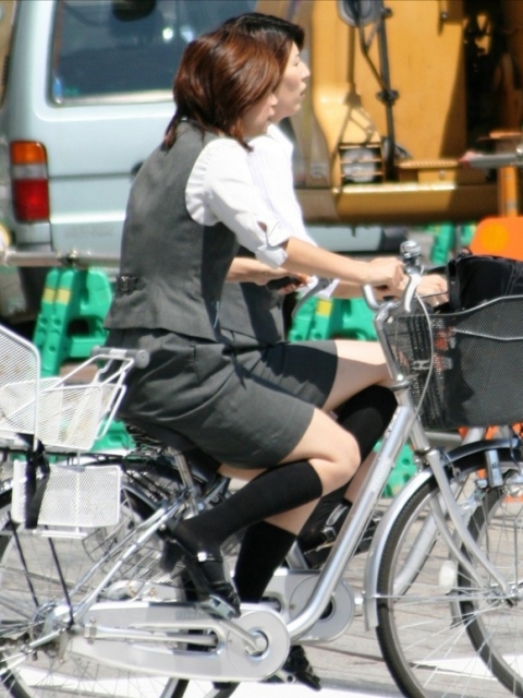 美脚OLのタイトスカートから覗く太もも露出自転車エロ画像16枚目