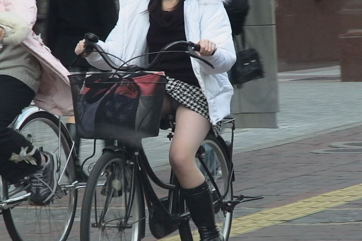 OLのタイトスカート自転車三角パンチラ盗撮エロ画像2枚目