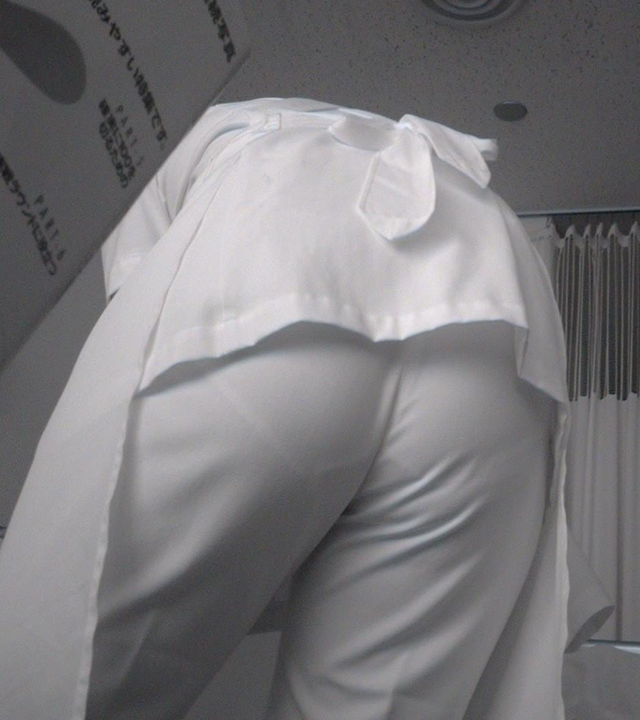 モロ透けしている白衣ナースのパンティライン画像2枚目