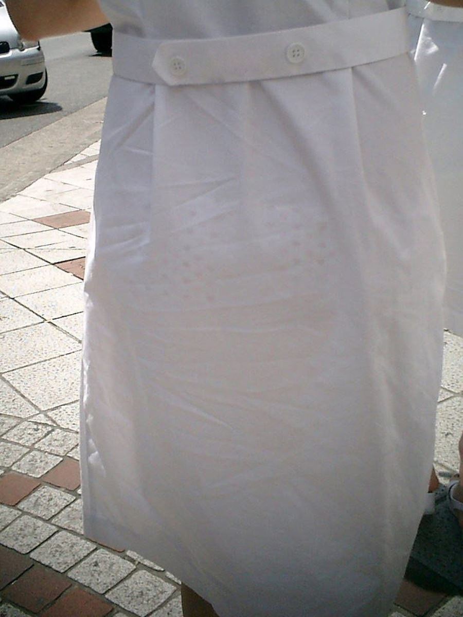 白衣ナースの透け水玉下着を盗撮したエロ画像10枚目