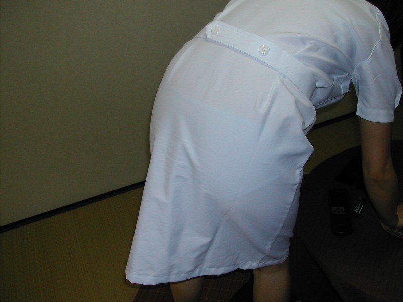 買い出し中の白衣ナースの透けピンク下着エロ画像15枚目