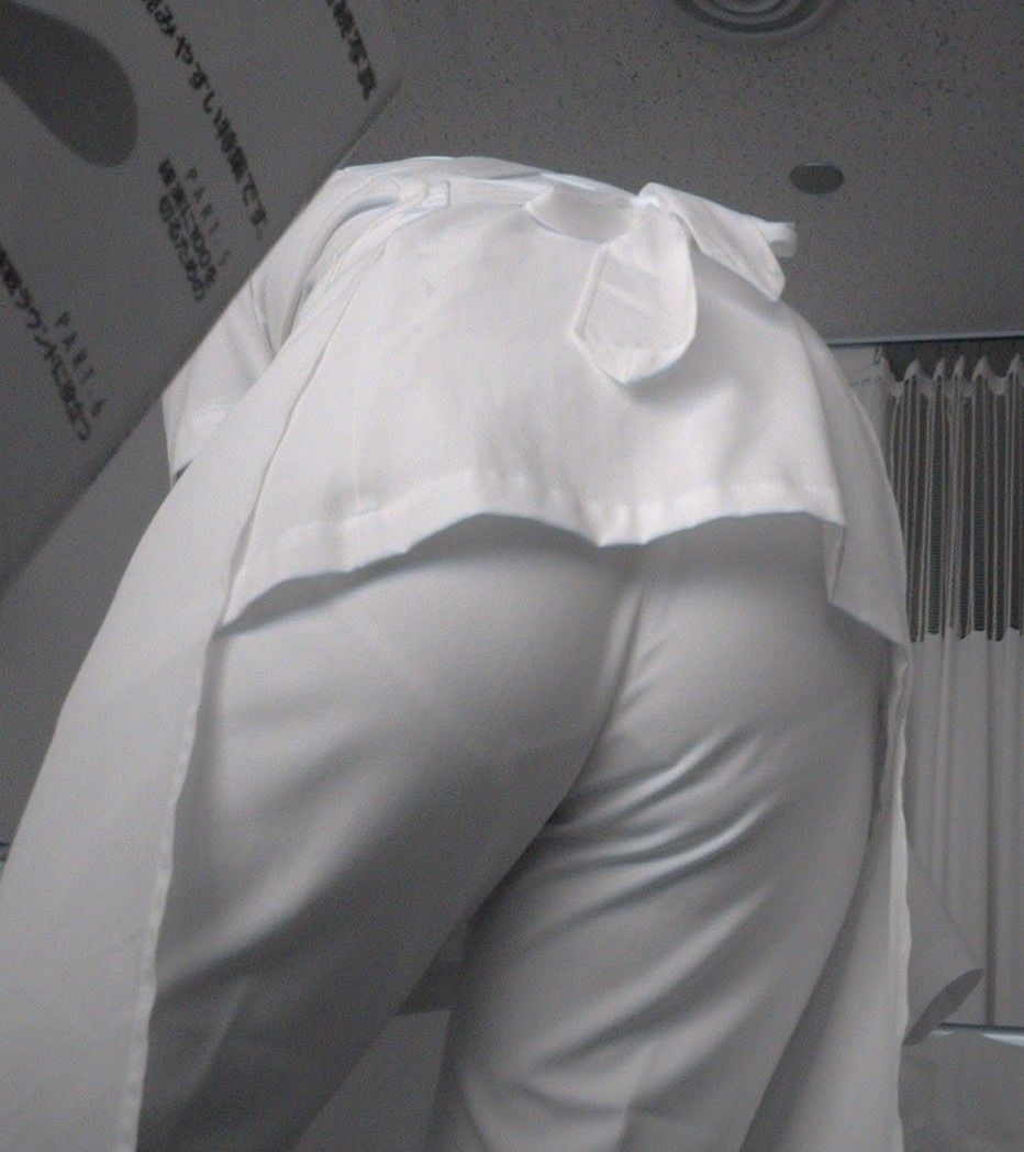 白衣ナースの透けてしまった下着と巨尻の盗撮エロ画像1枚目