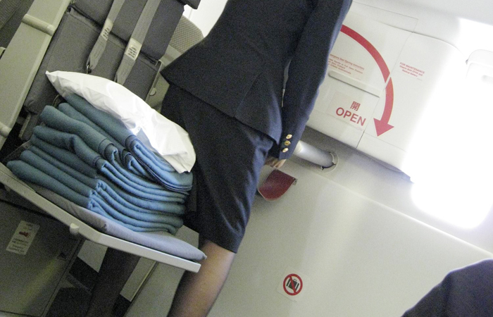 素人CAの航空会社に就業中のタイトスカート盗撮エロ画像1枚目