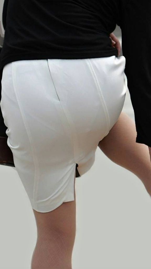 素人OLがミニタイトスカートで美脚挑発する誘惑的エロ画像14枚目
