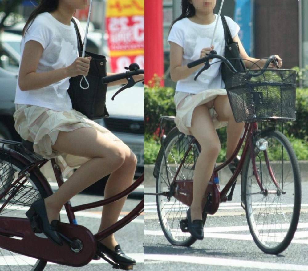 つま先立ちする自転車OLのタイトスカートエロ画像11枚目