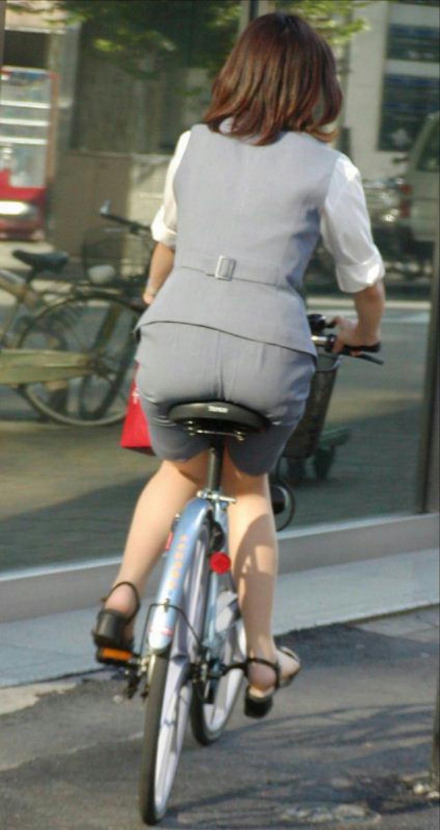 通勤OLが魅惑的な美脚で乗る自転車の街撮り盗撮エロ画像13枚目