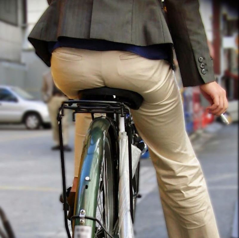 ビッチOLの通勤自転車の食い込みタイトスカート盗撮エロ画像13枚目