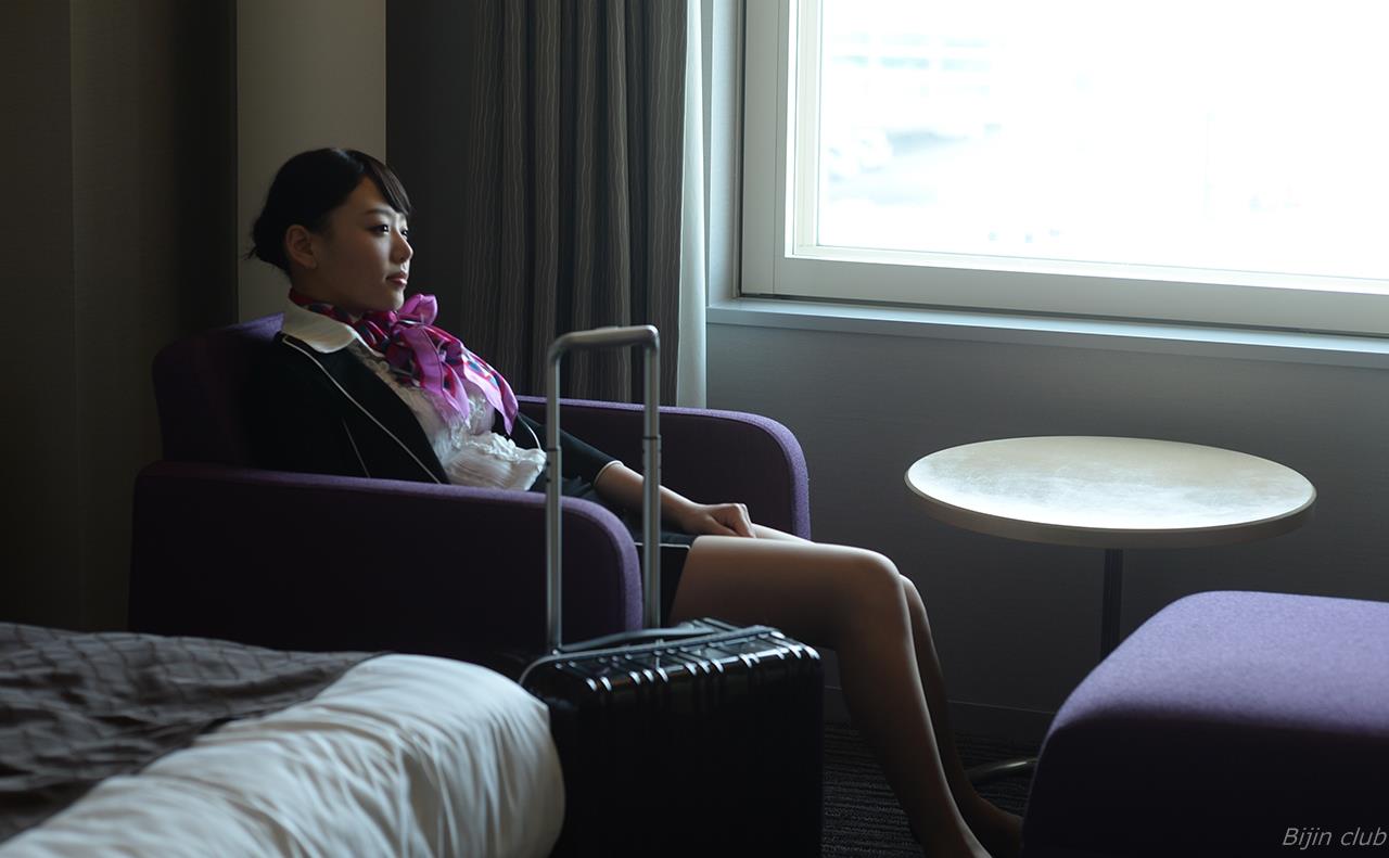 ビッチCAが機長をホテルの一室で待つ不倫セックスのエロ画像6枚目