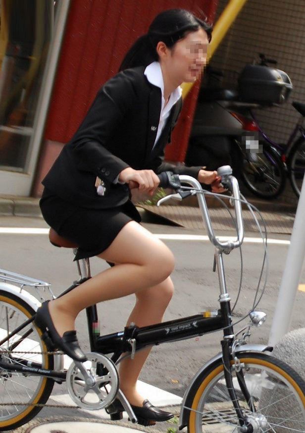新人OLがリクスーで自転車を急ぎ走らせるパンチラ盗撮エロ画像1枚目