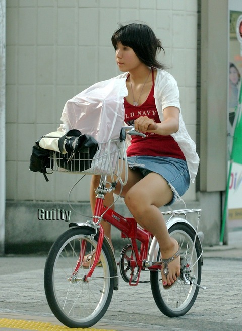 素人OLの通勤自転車で見えたタイトスカートのパンチラ露出エロ画像2枚目