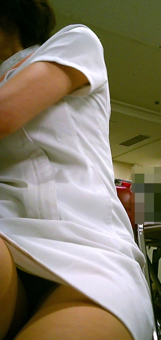 白衣ナースが病院内で患者に生パンティを逆さ盗撮の流出エロ画像2枚目