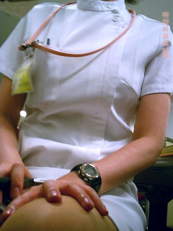 白衣ナースが病院内で患者に生パンティを逆さ盗撮の流出エロ画像9枚目