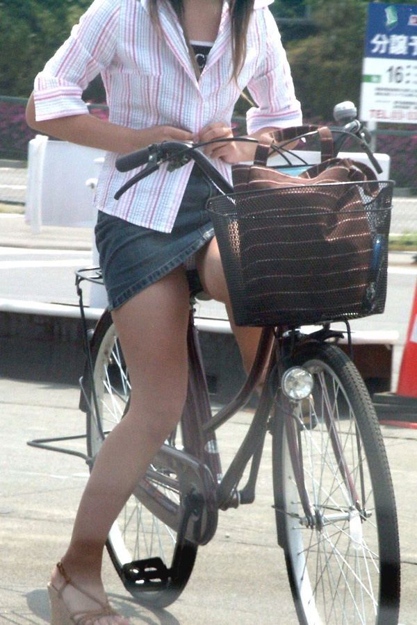 素人OLの自転車通勤中に三角パンチラが見えそうな盗撮エロ画像2枚目