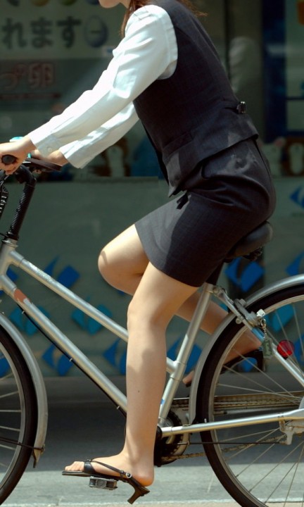 私服OLが通勤中の自転車でパンチラ露出した街撮り盗撮エロ画像15枚目