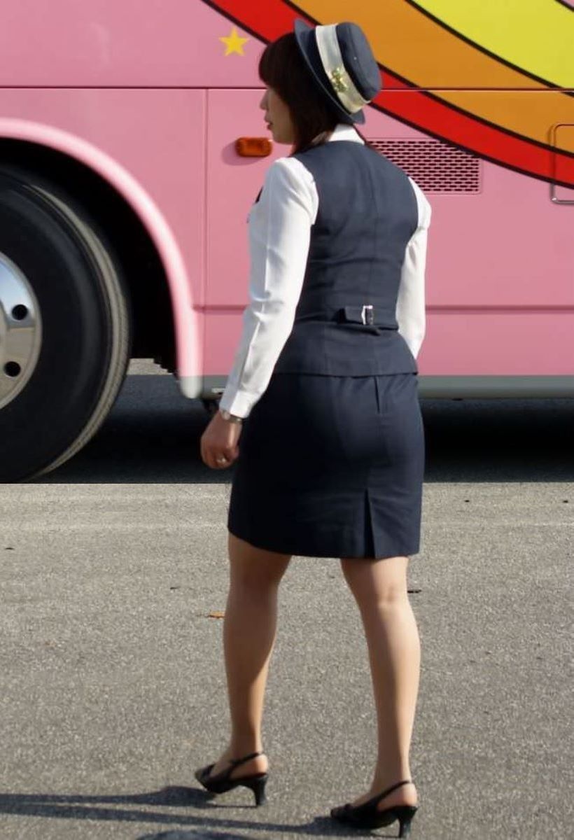 バスガイドのシーズン到来のタイトスカート盗撮流出エロ画像10枚目