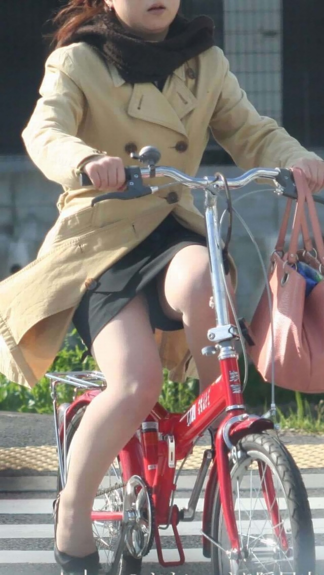 素人OLのタイトスカート自転車パンチラの街撮り盗撮エロ画像5枚目