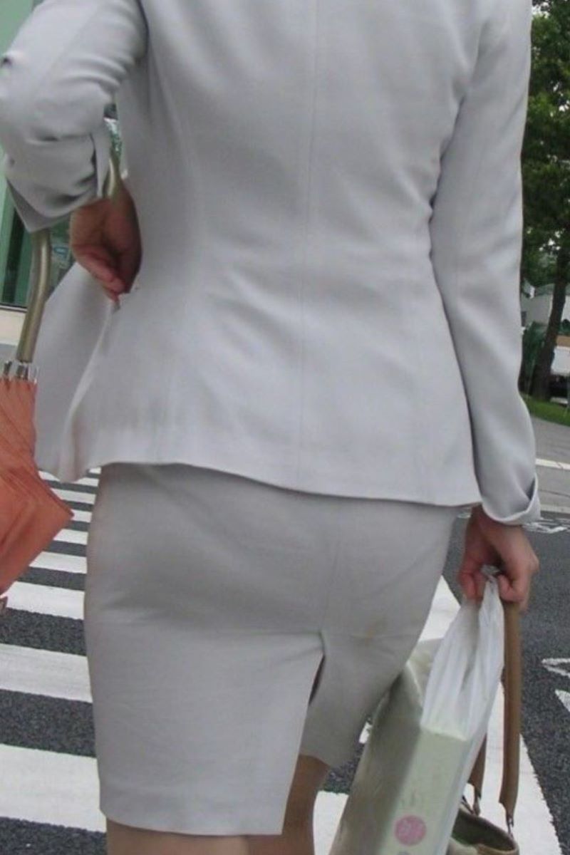 巨尻OLのタイトスカートに張り付く透けパンティ盗撮エロ画像1枚目