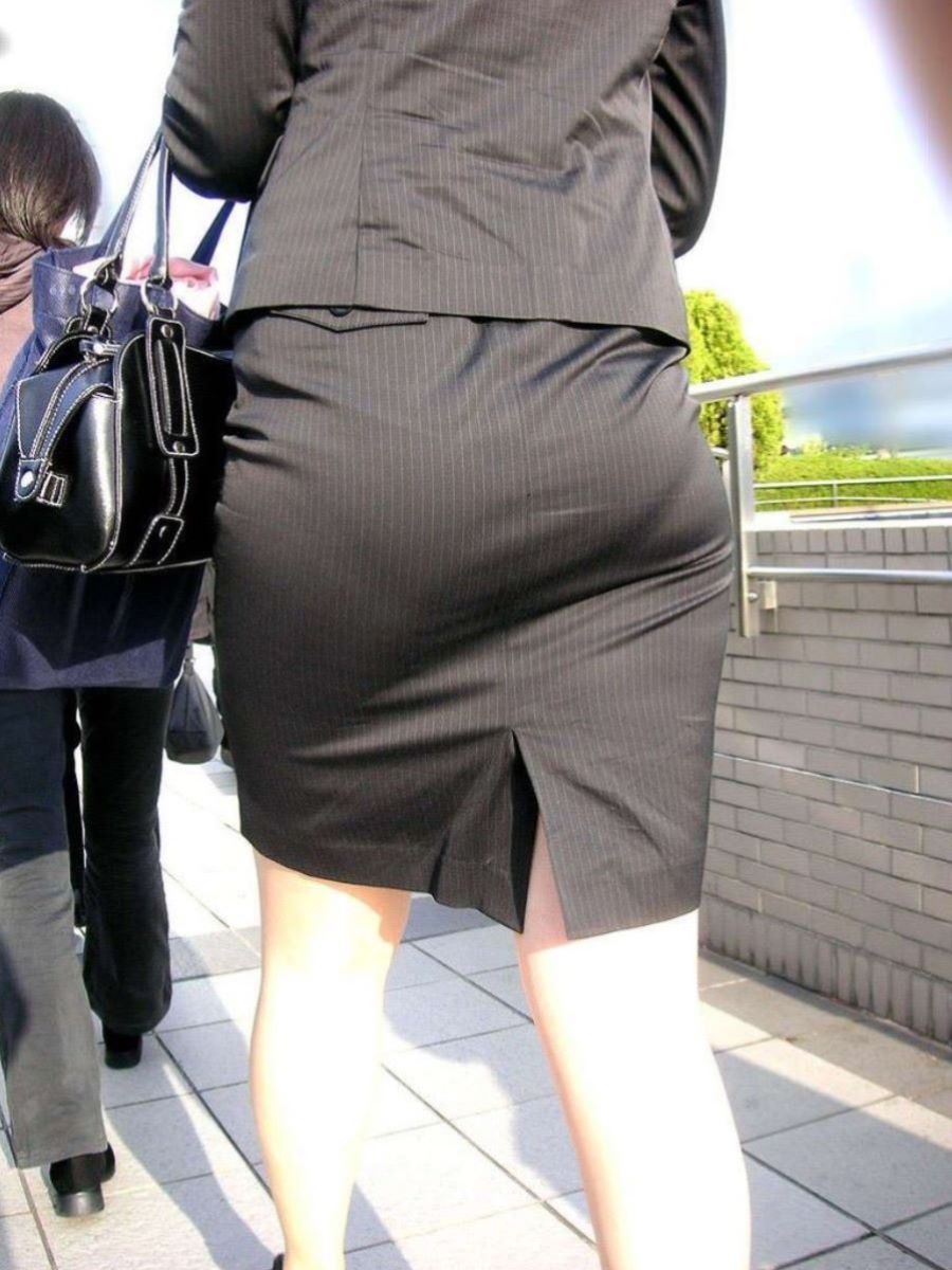 巨尻OLのタイトスカートに張り付く透けパンティ盗撮エロ画像4枚目