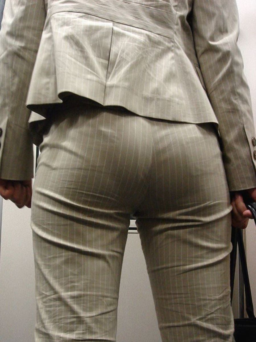 巨尻OLのタイトスカートに張り付く透けパンティ盗撮エロ画像12枚目
