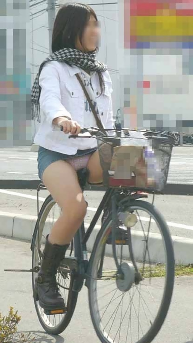 私服OLが通勤中の自転車で露出したパンチラ三角の盗撮エロ画像8枚目